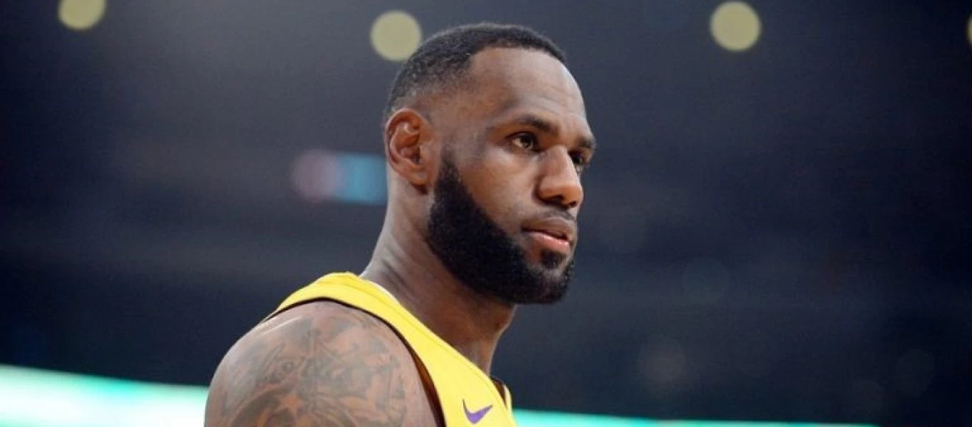 Λεμπρόν Τζέιμς: Φόρεσε τη νέα φανέλα της Λίβερπουλ (φωτό)